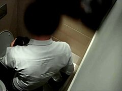 Mladá dívka si užívá hluboké hrdlo na záchodě