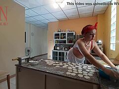 Kemahiran memasak Regina Noir yang telanjang dirakam pada kamera tersembunyi di dapur