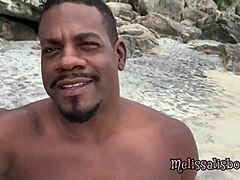 Мелиса Лисбоа, црнка, снажно јебе своју вагину и дупе на нудистичкој плажи