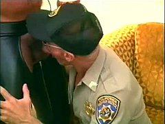 Un policier fait une pipe à un ours musclé en chaussures en cuir