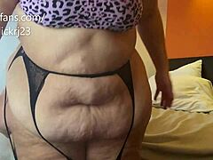 Zrelá žena s vysokou telesnou hmotnosťou sa postaví obrovskému čiernemu penisu