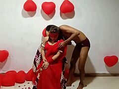 Intialainen eroottinen pari juhlii ystävänpäivää villillä ja intohimoisella seksillä punaisessa sarissa