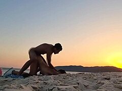 Романтична среща на плажа при залеза на аматьорски двойки