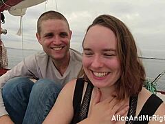 Distracție în aer liber pe o barcă: o poveste de dragoste softcore