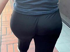 Una chica de trasero grande muestra sus curvas cremosas en leggings ocultos