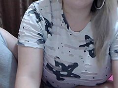 Аматьорска тийнейджърка с големи гърди и извивки мастурбира на уеб камера