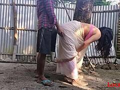 Indisk kone viser frem sine hardcore-ferdigheter i utendørs jævla video