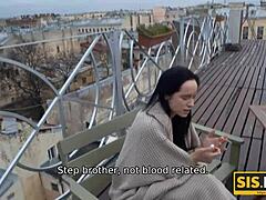 Tânăra soră vitregă rusă se comportă prost cu fratele ei vitreg