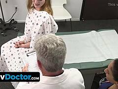 Фигуристая юная пациентка наслаждается тройничком с доктором и медсестрой