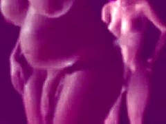 Uma milf animada faz sexo oral a uma transexual grávida na posição de cowgirl