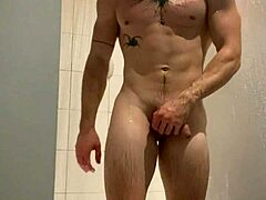 Studentul de colegiu excitat din Dallas se termină în duș