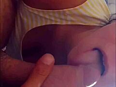 Une vidéo amateur de gorge profonde avec une brune avalant les doigts de son mari