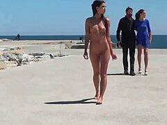 Beleza europeia explora fetiche para bondage e flashing na praia