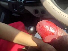 Una adolescente india es follada por el compañero de un amigo en una escena de sexo en un auto caliente