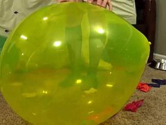 Ballon platzt und Sperma in den Mund beim Sex mit FiFi Foxx