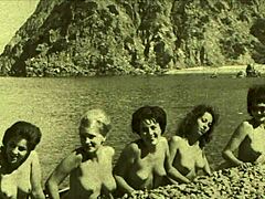 Des nudistes vintage dans une ambiance coquine sur la plage