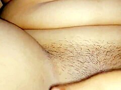 Indická dievčina s veľkými prsiami masturbuje v domácom videu