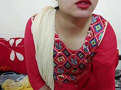 Saara, een Canadese lerares, leert haar leerling hoe ze de verlangens van een meisje kan bevredigen in een Indiase webseries-sexvideo
