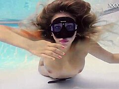 Sophie Murenas faz uma sessão de masturbação quente debaixo d'água