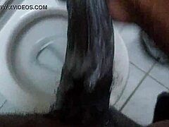 Video di masturbazione di un grosso cazzo nero