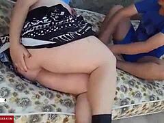 Şişman bir kadın kanepede amatör bir adam tarafından oral seks yapıyor