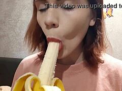 Mladá Casey Ven předvádí své dovednosti s banánem