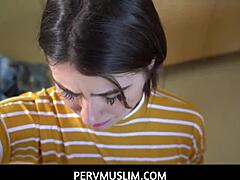 Video HD con un'adolescente araba che indossa l'hijab e fa sesso musulmano