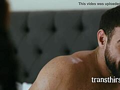 En transkønnet kvinde med store bryster får sin anus slikket af stedfar i HD-video