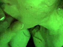 Amatérská milfka bere do zadku a do pusy v domácím videu