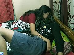 La adolescente tamil recibe su coño follado por un gran dhabhi indio en video HD