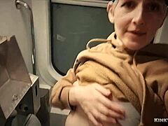 Masturbation im Freien im Zug