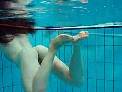 Alice Bulbul sije v ruskem bazenu s sočnimi joški in tesno muco