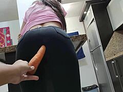 A bunda gostosa da minha namorada anseia por um pau grande, então eu a tento com uma cenoura no cu