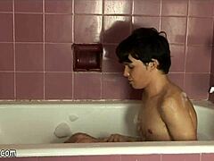 Genç adam sıcak bir banyoda kendini tatmin ediyor