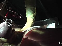 Gumová sestra Agnes na operačním sále: Latexem oděná asistovaná masáž rukou a prostaty s výstřikem spermatu