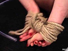 Rjavolaska dominira in šeška blondinko v BDSM videu