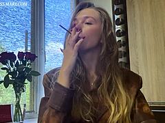 Russische Godin laat haar rookvaardigheden zien in deze mindfucking video