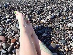 Nika the domina gets her feet and toes worshipped at the beach