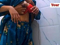 Indisk bhabhi får fitta si knullet av nevøen sin i en hjemmelaget video