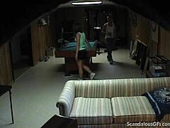 Подростковая подруга попадает в ловушку за сексом со своим парнем сзади