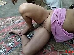 Esposa da aldeia indiana é fodida pelo namorado sexual