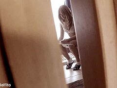 Amatørvideo fanger steddatter, der tisser på toilettet og onanerer