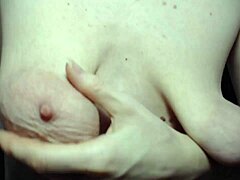 Лаверна Куинс показва своите подскачащи гърди и перфектно тяло