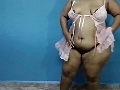Video seks liar pasangan remaja yang menampilkan ibu tiri mereka dalam pakaian dalam dan masturbasi