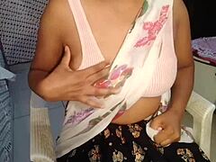 Indisk amatør med naturlige bryster får glæde af cunilingus og orgasme