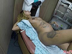 Dokter memeriksa pasien hamil dengan payudara yang lembut