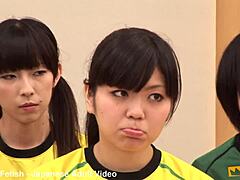 נערות יפניות צעירות לומדות מהמאמן שלהן בשיעור קבוצתי חם