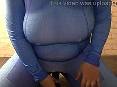 En kurvet kone i et afslørende cosplay-outfit hengiver sig til selvfornøjelse med en stor dildo