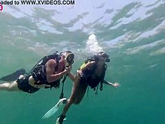 Majhna grška najstnica se potopi v čutno podvodno srečanje