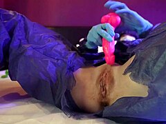 En maskerad läkare ägnar sig åt självnjutning och får en ansiktsspruta från en arbetskamrat med en stor penis